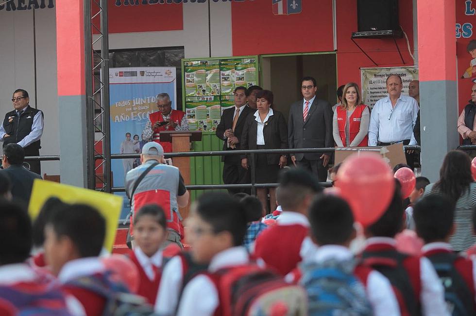 ​Mercedes Aráoz desayunó con escolar en primer día de clases (FOTOS)