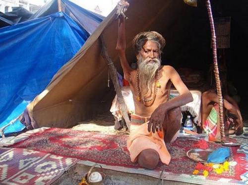 La historia de un hombre que mantiene el brazo erguido desde hace 40 años