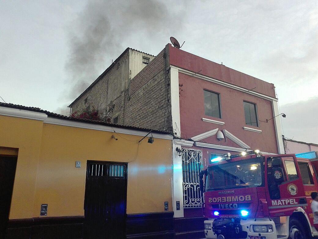 Celular sobrecargado genera cortocircuito y provoca incendio en vivienda del centro histórico (VIDEO)