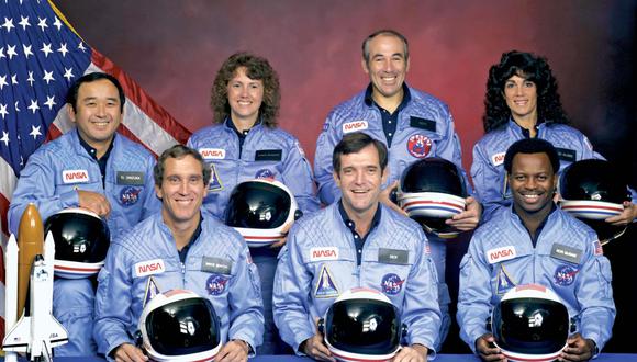 De izquierda a derecha, la tripulación de la misión Challenger 51-L, Ellison Onizuka, Christa McAuliffe, Gregory Jarvis y Judith Resnik; (primera fila, de izquierda a derecha) Michael Smith, Francis (Dick) Scobee, Ronald McNair, noviembre de 1985. (Foto: NASA)