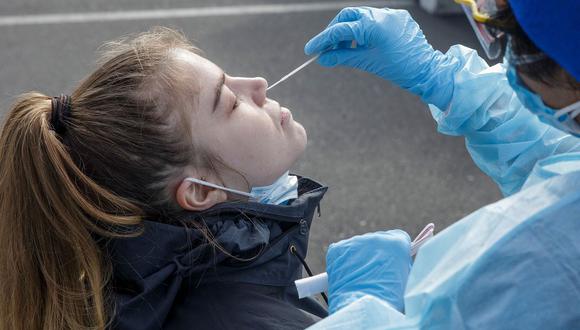Una mujer se hace una prueba de coronavirus COVID-19 en Eden Park National Sports Stadium, en Auckland, Nueva Zelanda, el 14 de agosto de 2020. (DAVID ROWLAND / AFP).
