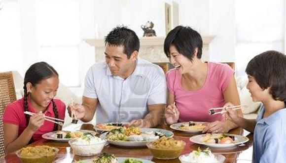 Cenar en familia beneficia la salud mental del adolescente