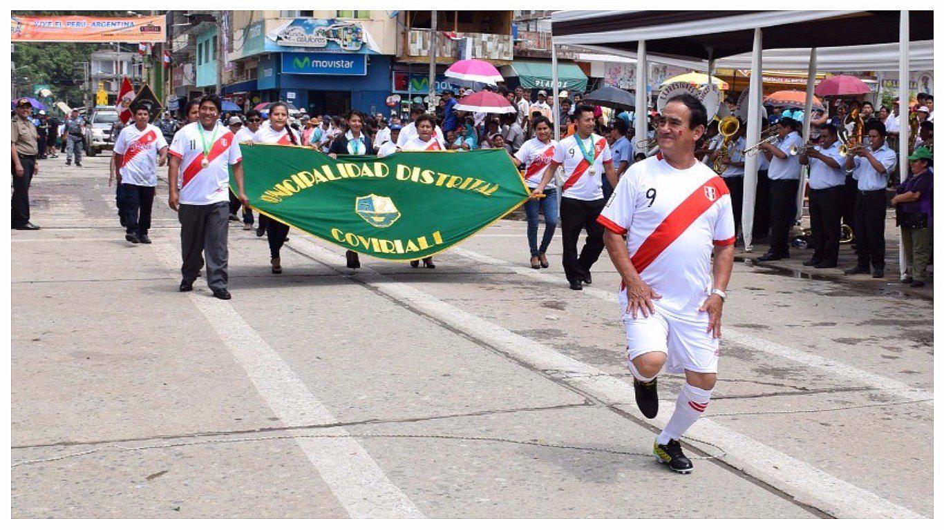 Perú Vs Argentina: Alcalde desfila trotando y con la camiseta peruana (VIDEO)