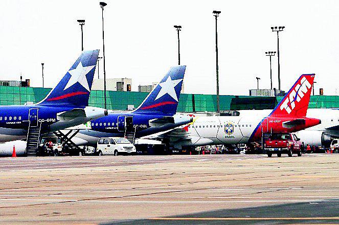 Gobierno coordina con aerolíneas para vuelos intrarregionales