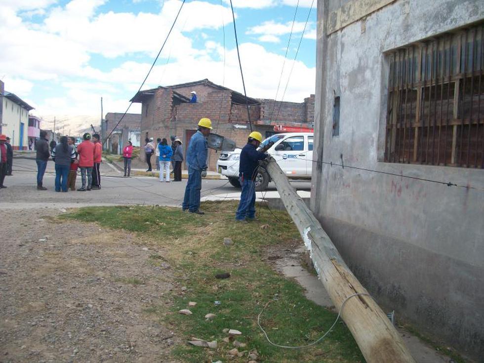 Niña se salva de morir por postes arrastrados por camión 