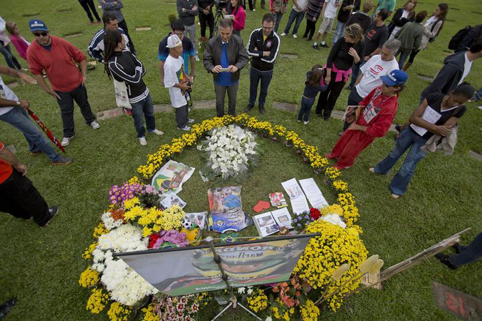 Fanáticos de la F1 se reúnen en tumba de Senna 20 años después de su muerte