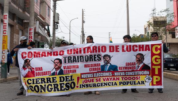 Huancayo, lunes 12 de diciembre  del 2022
Protestantes marchan por la ciudad de Huancayo pidiendo el cierre del congreso. 
Fotos: Lara Córdova/ @photo.gec