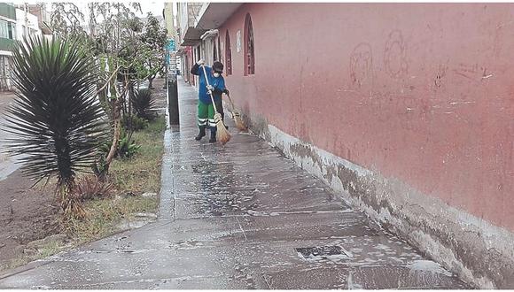 Desinfectan calles cercanas a nosocomio de Nuevo Chimbote 