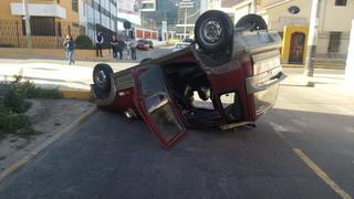 Vehículo se volcó en accidente en el Cercado de Arequipa