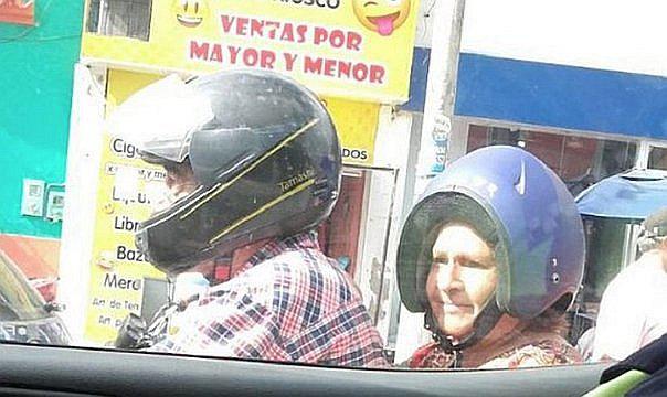 Foto de mujer con casco puesto de forma incorrecta da la vuelta al mundo