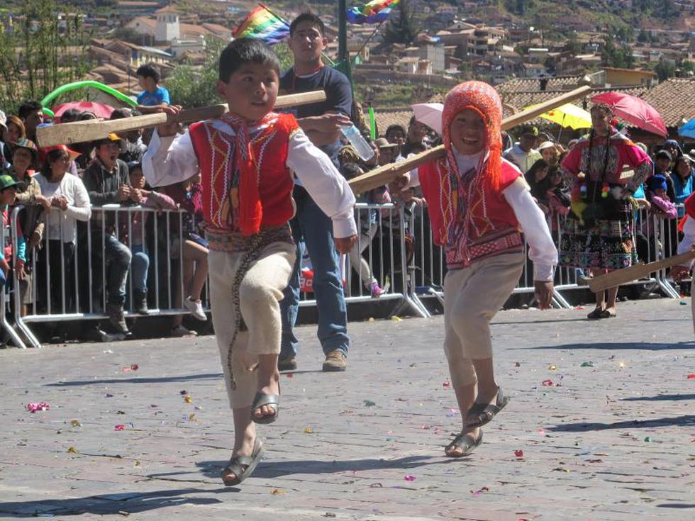 Comenzaron las fiestas de Cusco: Niños desfilaron con trajes típicos