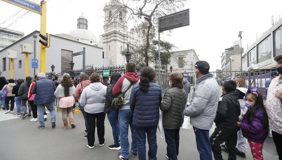 Las largas colas en los exteriores del templo de las Nazarenas se han reportado durante todo el mes de octubre. (Foto: Jorge Cerdan/@photo.gec)