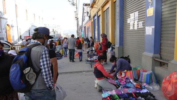 Cientos de trabajadores ahora están en las calles como comerciantes. (Foto: Correo)