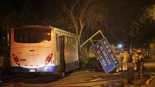 Bus del Corredor Azul con 30 pasajeros impactó contra un árbol en la avenida Arequipa