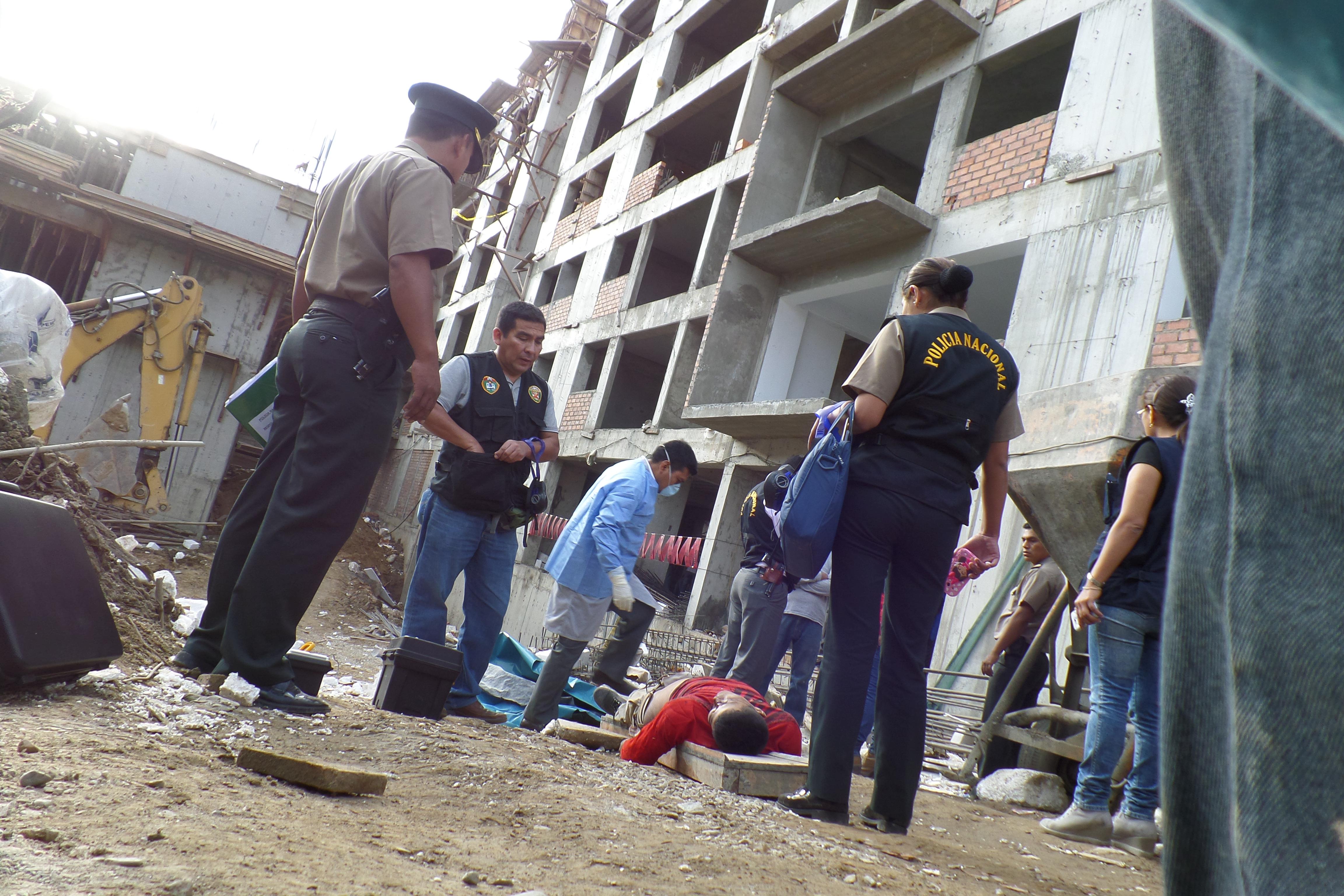 Obrero cae de edificio en construcción y muere