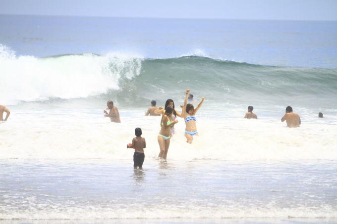 Unidad de rescate salva a cuatro estudiantes en playas de Camaná