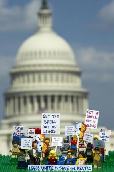 Greenpeace pide que Lego rompa su alianza con petrolera Shell