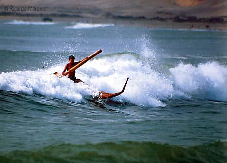 Competencia de caballitos de totora en Pimentel
