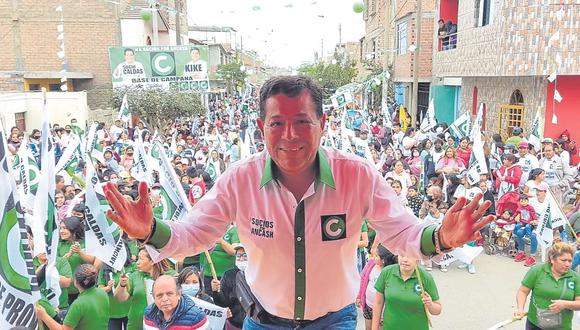 Pese a que ya no era candidato anunció que haría uso de la licencia para hacer campaña electoral, pero ahora acaba de convocar a sesión para anular esa licencia.