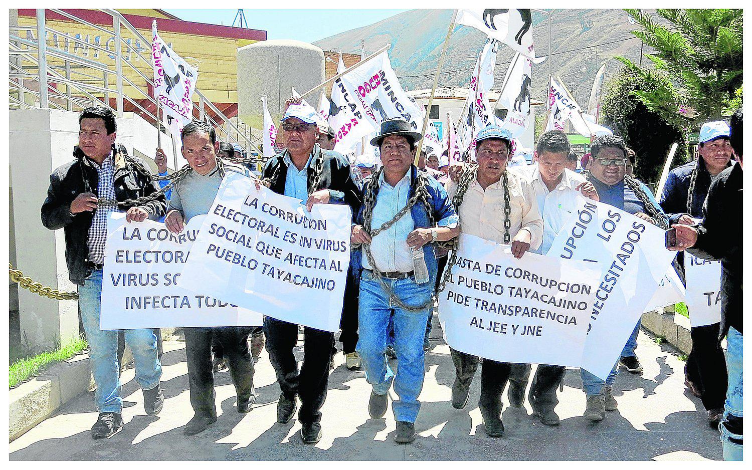 Los candidatos del Mincap en Tayacaja protestan y se encadenan ante el JEE