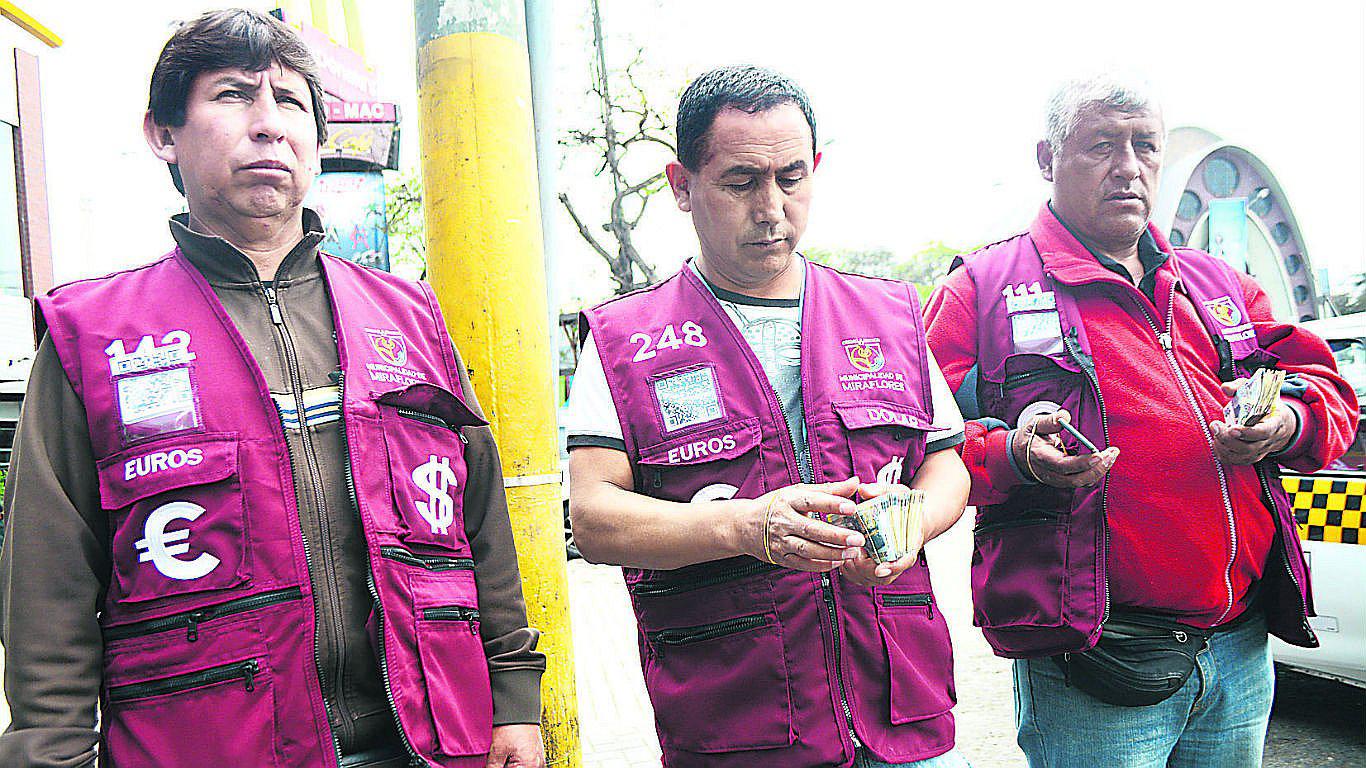 Cambistas ya portan chalecos con código QR en Miraflores