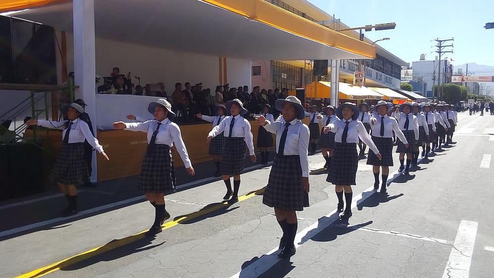 Escolares desfilan por 65 aniversario de Cerro Colorado (FOTOS)