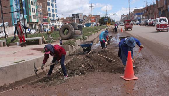  Cuadrilla de trabajadores de la municipalidad realizaron limpieza de vías en Juliaca