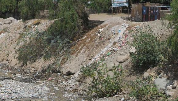 Río Moquegua arrastra basura de comerciantes de feria