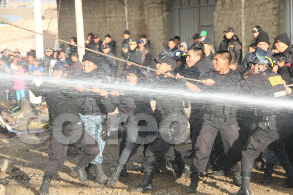 Voraz incendio consume local de reciclaje y molino de granos 