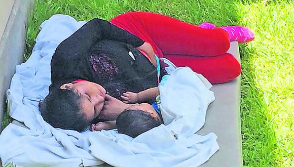 Madre y su bebé duermen a la intemperie en hospital