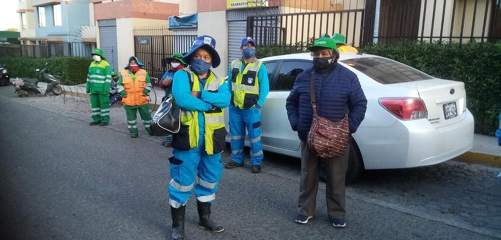 ​Trabajadores de limpieza protestan en Arequipa para pedir descarte de COVID-19