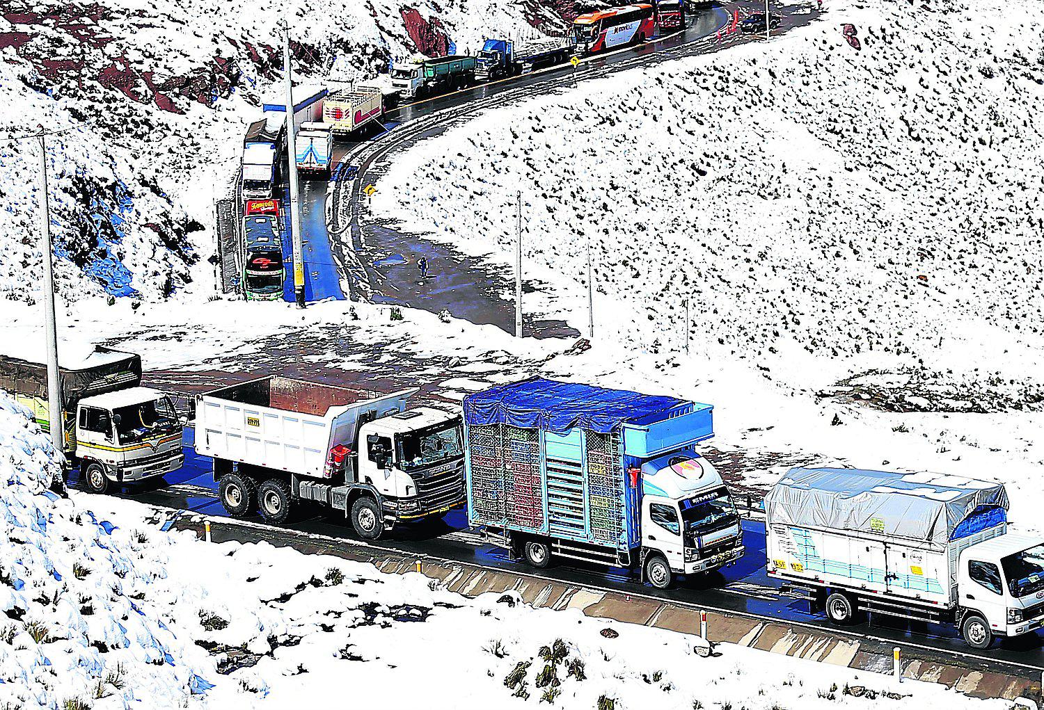 Lluvias y nevada pone en riesgo tránsito en Carretera Central 