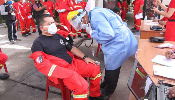 Aplican primera dosis para proteger de la COVID-19  a los bomberos| Foto: Leonardo Cuito