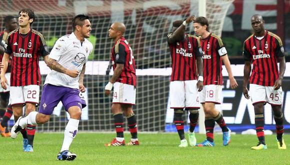 Vargas anota el primer gol del Fiorentina frente al Milan