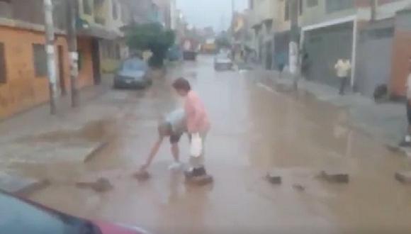 Twitter: Anciano ayuda a su esposa a pasar por calle afectada por inundación y video es furor en internet