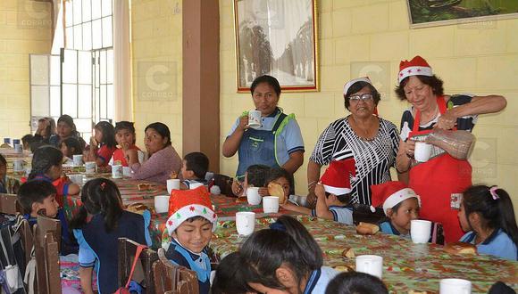 Sociedad de Señoras de Tacna agasaja por Navidad a niños en Piedra Blanca