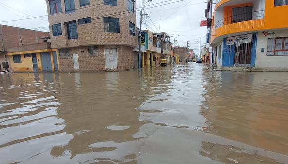 Las aguas pluviales que desembocaron en el canal vía se llevaron enseres de los comerciantes informales que tenían apostados sus puestos en el lugar.  (Fotos: Eddyn Nole@prensmart.pe)