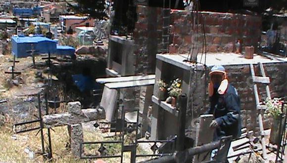 Pobladores de Chivay realizan limpieza de Cementerio General