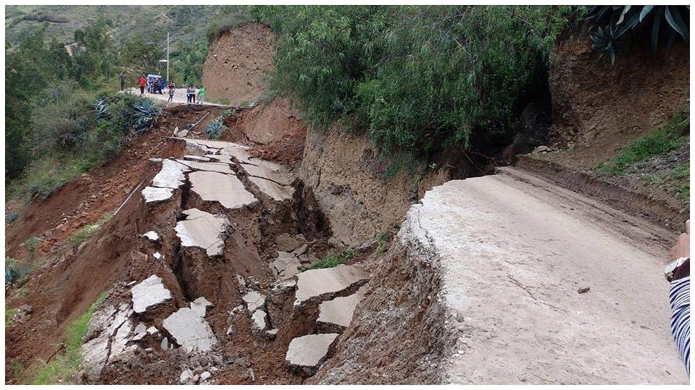 Las fuertes lluvias destruyen tramo de vía en provincia de Sihuas