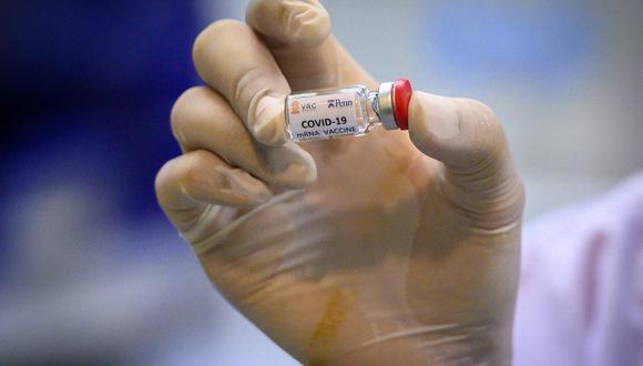 Según el primer ministro, en setiembre se sabría la fecha de la llegada de la vacuna contra el COVID-19 al Perú, el costo y el cronograma. (Foto: AFP)