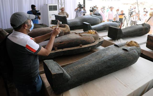 Tras dos meses de excavaciones, el país de los faraones ha anunciado a bombo y platillo el descubrimiento de un total de 59 ataúdes de madera, con sus momias intactas. (Foto: EFE/EPA/KHALED ELFIQI)