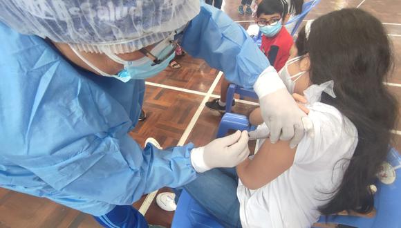 Personal de EsSalud vacuno a 200 escolares durante dos días en Tacna
