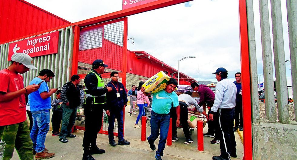 Huancayo: Miles se aprovisionan y  dejan vacíos  mercados y supermercados (VIDEO)