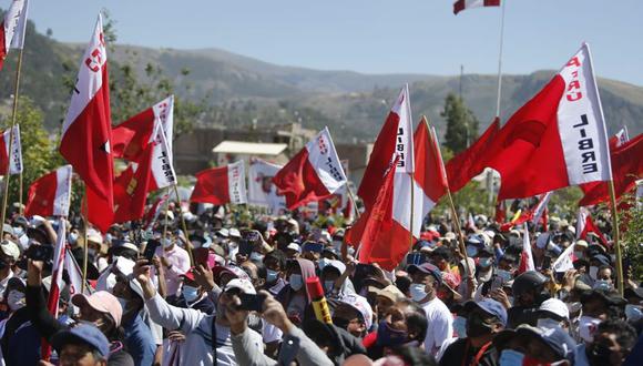 Partidarios del candidato presidencial de Perú Libre insultaron y persiguieron con banderolas a la periodista Stefanie Medina.  (Foto: Hugo Pérez / @photo.gec)
