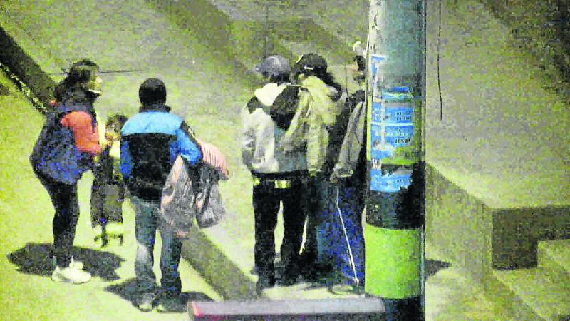 Papás salen de juerga con niños en brazos 