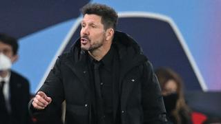 Simeone fue víctima de hinchas de United: le tiraron de todo de la tribuna (VIDEO)