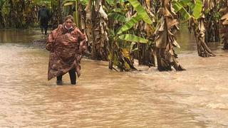 Profesora cruza desborde de río Huallaga para llegar a escuela en Huánuco