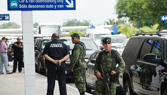 Detienen a peruano en Cancún con casi 100 mil dólares falsos