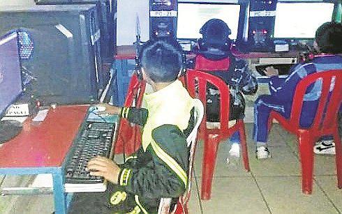 Encuentran a escolares en cabinas de Internet