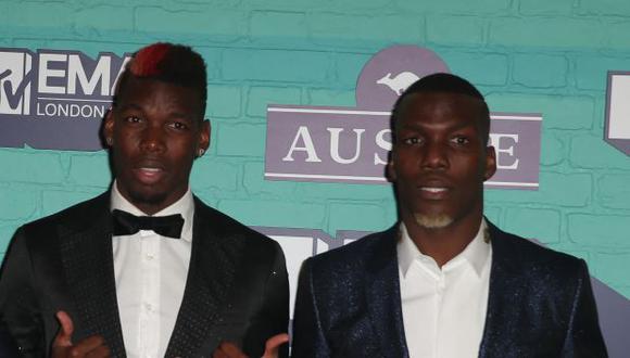 Manchester United's French footballer Paul Pogba (C) and his brothers Guinean footballers Florentin Pogba (L) and Mathias Pogba (R) pose on the red carpet arriving to attend the 2017 MTV Europe Music Awards (EMA) at Wembley Arena in London on November 12, 2017. (Photo by Daniel LEAL / AFP)